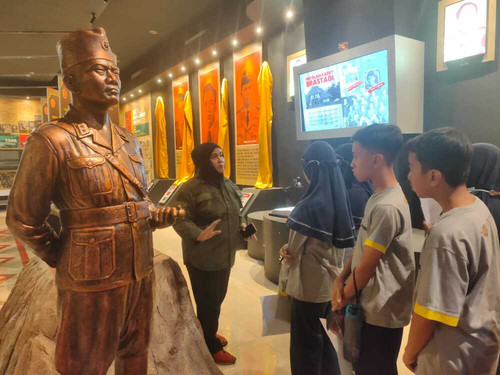 Tanamkan Cinta Tanah Air, Murid SD Muh PK Kottabarat Surakarta Kunjungi Akmil Magelang 2023101609081.jpg