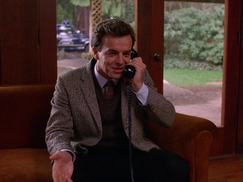 Twin.Peaks.S01E01.Pilot.1080p.BluRay.DTS.x264 WGZ.DUAL Palmer 005.jpg