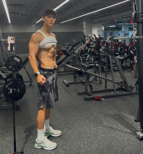Photo by 陈海诺Leo on September 21, 2025. Có thể là hình ảnh về 1 người, bắp tay, đang tập thể hình, tr.jpg