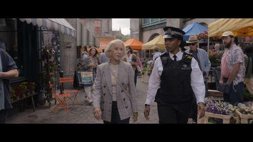 The.Thursday.Murder.Club.2025.1080p.NF.WEB DL.CZ EN.DDP5.1.Atmos.H.264 FLUX.mkv snapshot 01.27.44 [2.jpg