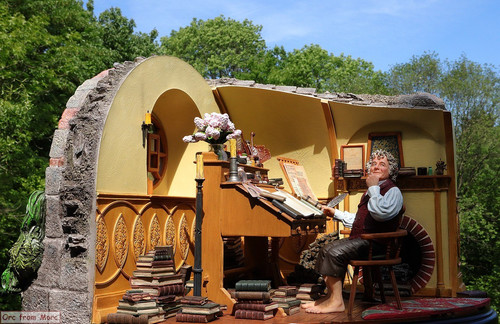 027 Bilbo Baggins in Bag End.jpg