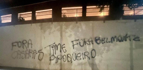muros do morumbis foram pichados apos eliminacao do sao paulo da libertadores 2025 1758901458046 v2 .jpg