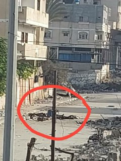 صورة| شهداء بعد قصف الاحتلال مجموعة من المواطنين قرب مفترق بسيسو بحي النصر غربي مدينة غزة....