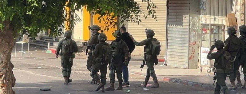 🟨متابعة | قوات الاحت.لال تعتقل شاباً خلال مروره من الشارع عند السوق الشرقي في نابلس....