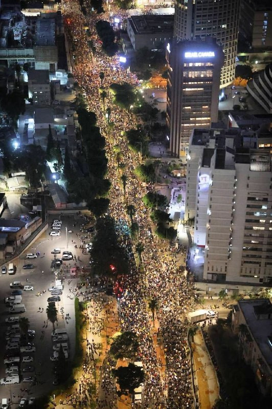 تجمع مئات الآلاف من المستوطنين في تل أبيب للمطالبة بوقف الحرب وإبرام صفقة تبادل أسرى شاملة....