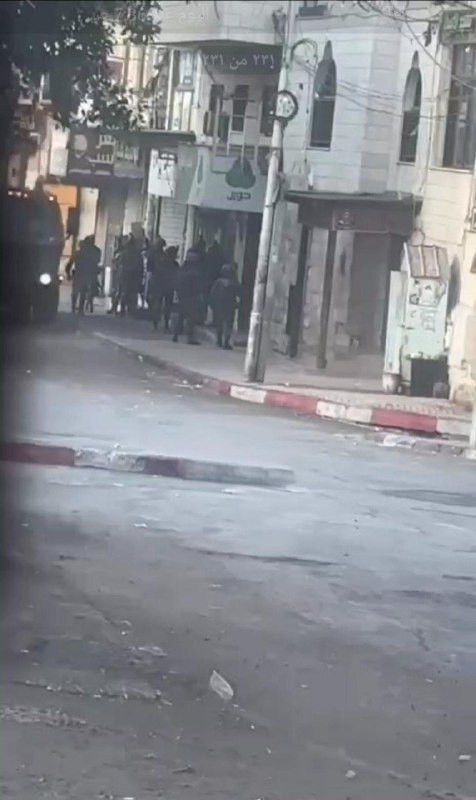 جانب من وجود قوات الاحتلال في السوقي الشرقي بمدينة نابلس...