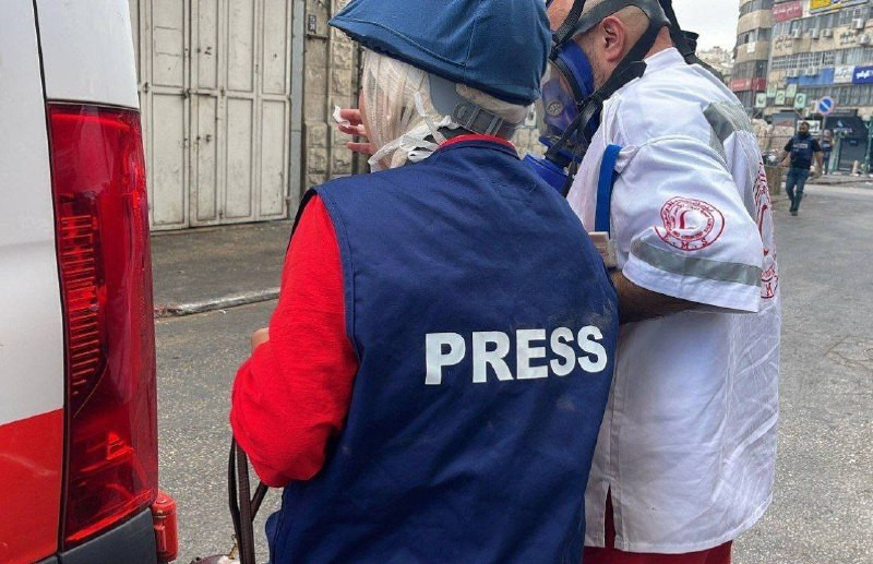 صور| إصابة عدد من الصحفيين بالاختناق بعد استهدافهم بقنابل الغاز بشكل مباشر في مدينة نابلس....