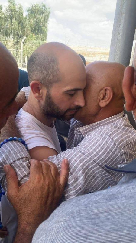 تم الإفراج عن الأسير صامد أبو جيش من بيت دجن شرق نابلس بعد قضائه 4 سنوات في سجون الاحتلال....