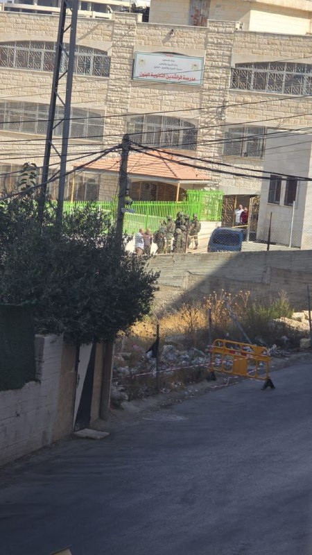 قوات الاحتلال اعتقلت المعلمين أثناء اقتحام مدرسة الراشدين في مدينة الخليل....