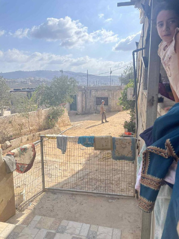 صورة | وجود للمستوطنين أمام منزل عائلة أبو عواد في ترمسعيا شمال رام الله...