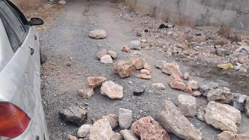 المستوطنون يواصلون اعتداءاتهم ومضايقاتهم لعائلة صوفان في قرية بورين جنوب نابلس ويغلقون طريق منزلهم بالحجارة....