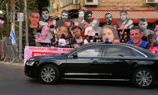 💠 القناة 12العبرية: القدس: موكب نتنياهو يمر بجانب مظاهرة نسائية احتجاجية تطالب بعودة الأسرى ووقف الحرب....