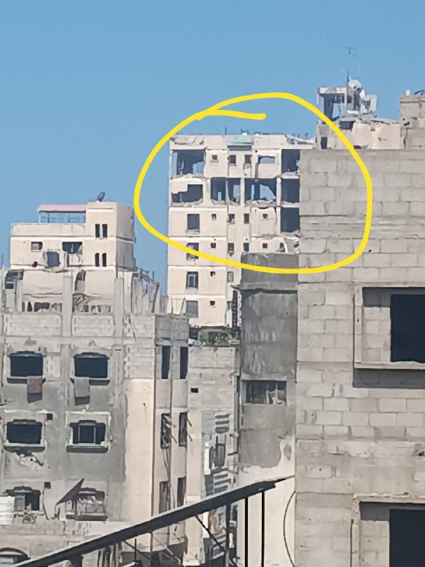 قوات الاحتلال قامت باستهداف أحد أبراج المقوسي في حي النصر غرب مدينة غزة باستخدام قذيفة مدفعية....