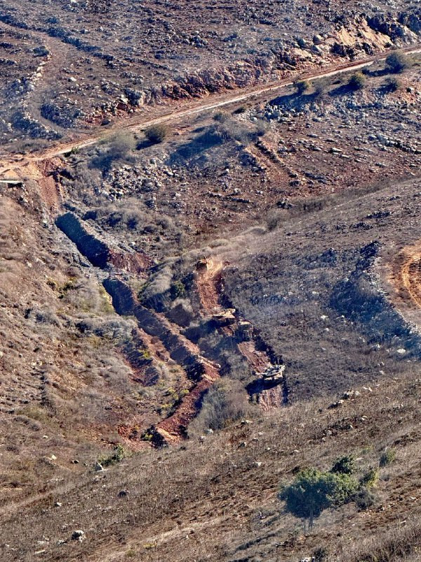 جرافة عسكرية لجيش الاحتلال تقتحم وتنفذ عمليات تجريف داخل الأراضي اللبنانية أسفل موقع "المرج" بين بلدتي عديسة ومركبا جنوب لبنان....