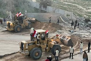 للمرة الثانية خلال 24 ساعة، دخلت 12 آلية ثقيلة عبر معبر كرم أبو سالم لبدء إزالة الركام وفتح الطرقات في جنوب قطاع غزة، ضمن جهود اللجنة المصرية...