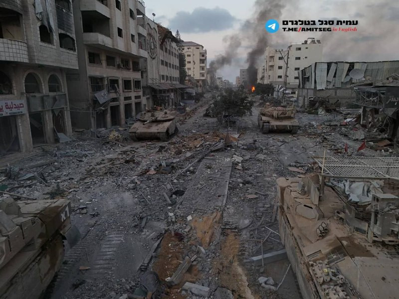 مشاهد بثّتها وسائل إعلام إسرائيلية تُظهر تقدّم دبابات الاحتلال باتجاه مدينة غزة....