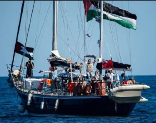 التقاء سفن أسطول الصمود العالمي في البحر بين مالطا وإيطاليا للانطلاق نحو كسر الحصار عن غزة....