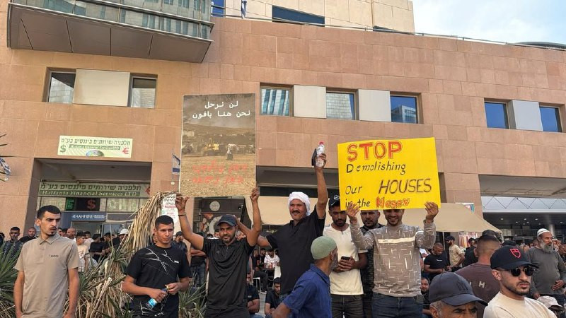 "لن نرحل.. نحن هنا باقون".. 

مظاهرة حاشدة في مدينة بئر السبع جنوب فلسطين المحتلة احتجاجا ورفضا لعمليات هدم البيوت من قبل الاحتلال....