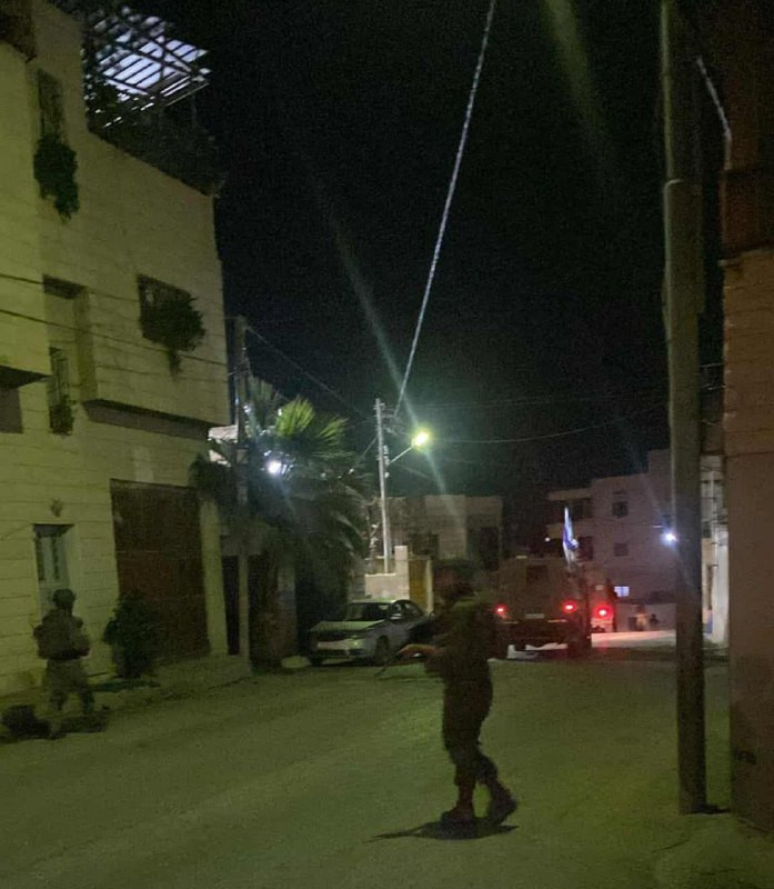 قوات الاحتلال تقتحم بلدة نحالين غرب بيت لحم وتُجبر أصحاب المحال التجارية على إغلاقها...