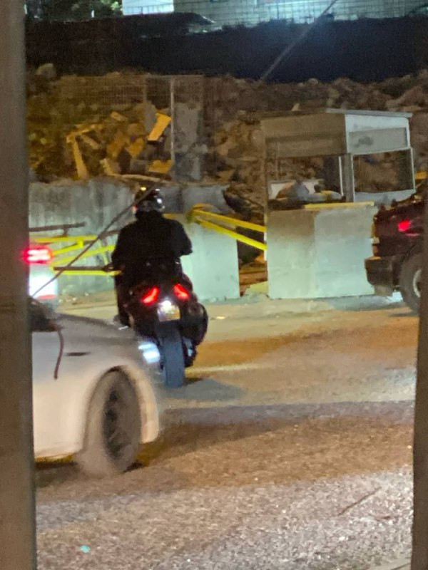 قوات الاحتلال تُغلق مداخل بلدة حزما شمال شرق القدس المحتلة، بعد إصابة حافلة للمستوطنين بأضرار جراء رشقها بالحجارة قرب البلدة....