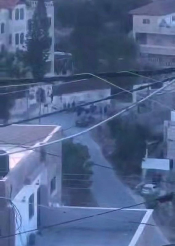 جيش الاحتلال يقتحم أحد المنازل ويجبر سكانه على إخلائه، ويتخذ منه ثكنة عسكرية في حارة الغانم بمحيط مخيم جنين...