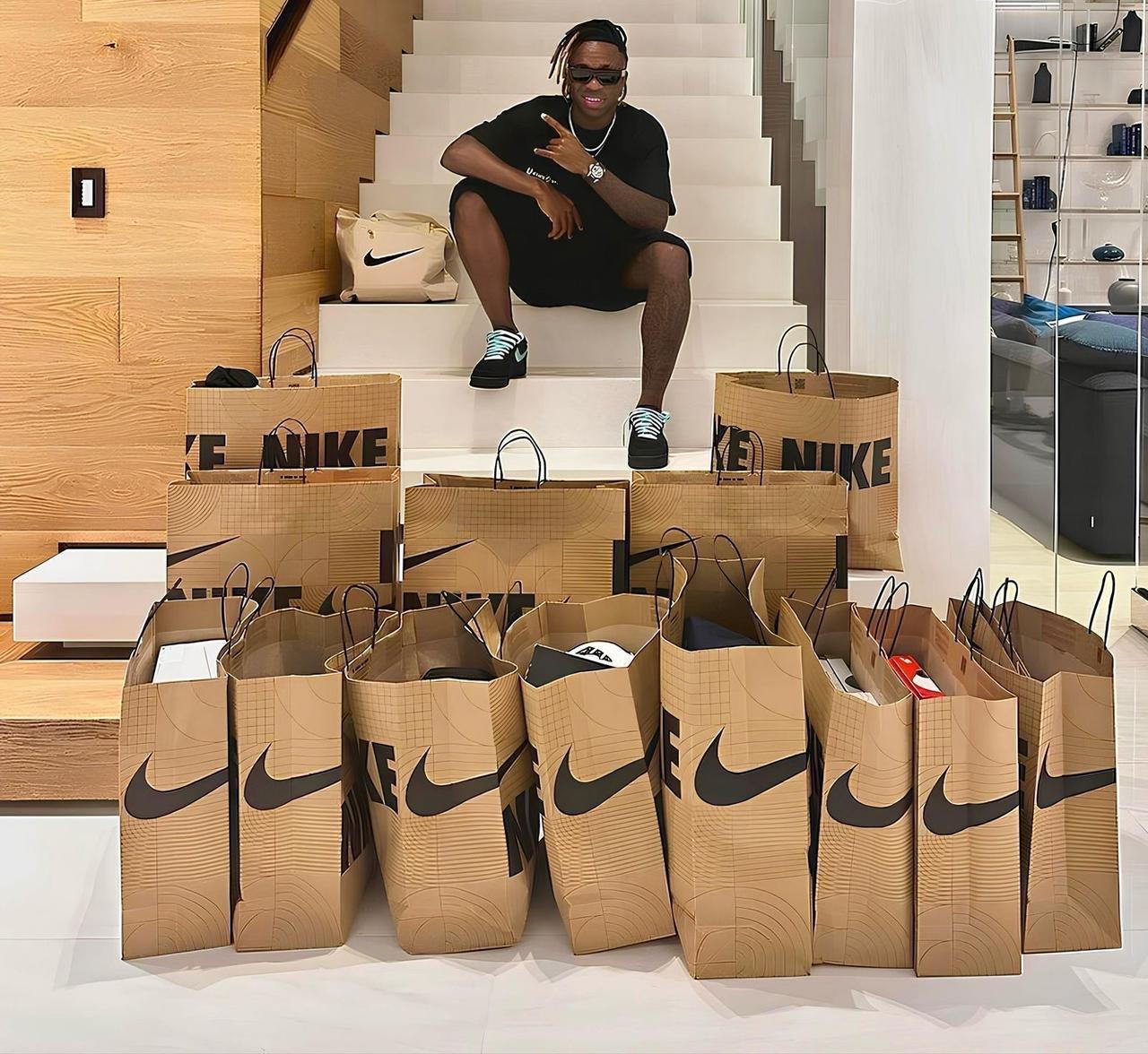 Seleção de produtos no site da NIKE com 40% de desconto