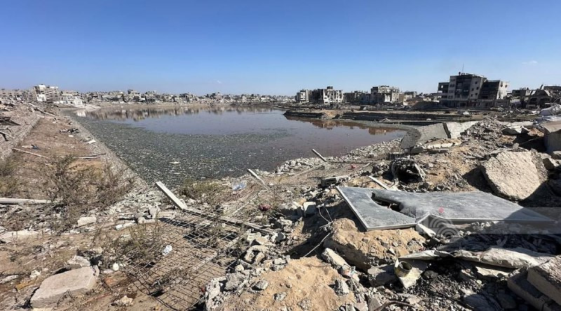 بركة الشيخ رضوان في مدينة غزة تهدد العائلات المجاورة بخطر الفيضانات ونزوح جديد في ظل غياب الحلول والخدمات الأساسية...