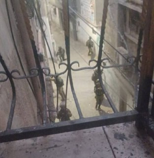 انتشار قوات راجلة من جيش الاحتلال داخل أزقة مخيم عسكر الجديد شرق نابلس...