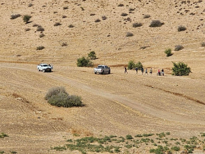 مستوطنون يسيجون أراضي في أم الجمال بالأغوار الشمالية...