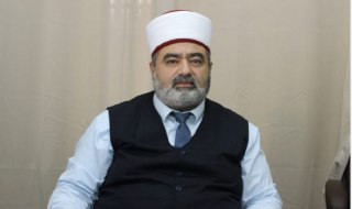 اعتقلت قوات الاحتلال خطيب المسجد الأقصى، الشيخ محمد سرندح، بعد انتهاء صلاة الجمعة أثناء خروجه من باب المجلس في القدس المحتلة....