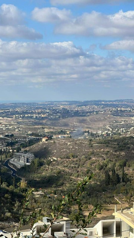 طيران الاحتلال يقتحم المنطقة الواقعة بين بلدتي دير كيفا وكفر دونين، جنوب لبنان، بثلاثة صواريخ....