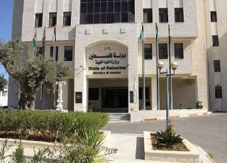 وزارة الداخلية تعلن آلية استصدار جواز السفر البيومتري لأهلنا في قطاع غزة

1- عند استكمال إجراءات سفر المواطن إلى جمهورية مصر العربية، يتوجه إلى معبر ر...