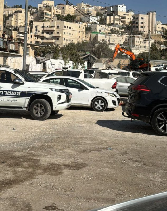 آليات الاحتلال تهدم منزل المقدسي هاني السلايمة في حي واد قدوم في سلوان...