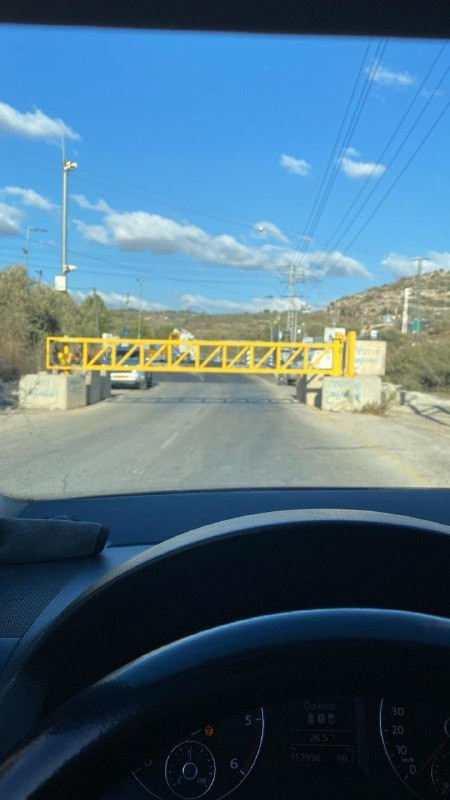 قوات الاحتلال تضع عدة بوابات حديدية على بعض مداخل مخيم طولكرم....