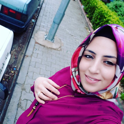 ملفاية بس جسمها مشدود ولسه بخيره