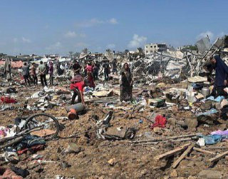 صور تظهر الأهالي وهم يراجعون آثار خيامهم التي دمرها القصف الإسرائيلي، مما أدى إلى نزوحهم مجددًا بعد غارة استهدفت مخيم المناصرة بالقرب من مستشفى شهداء ...