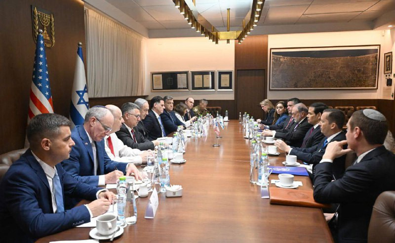 أنهى رئيس الوزراء الإسرائيلي بنيامين نتنياهو اجتماعًا موسعًا في مكتبه مع وزير الخارجية الأمريكي ماركو روبيو وفريقه. وشارك في الاجتماع وزير الخارجية غد...