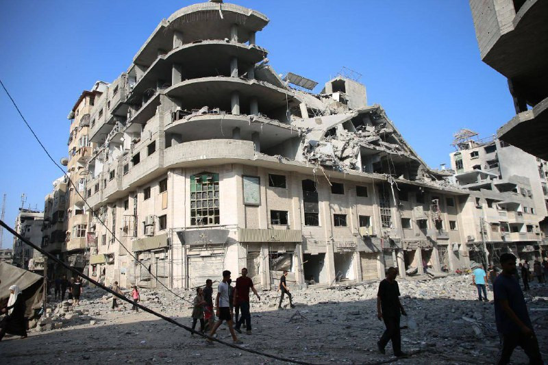 آثار قصف الاحتلال عمارة "شُرّاب" السكنية في حي الرمال بمدينة غزة....