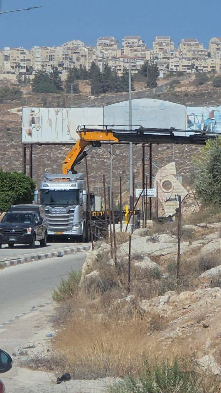 قوات الاحتلال تقتحم مدخل قرية مخماس شمال شرق القدس المحتلة وتقوم بنصب بوابة حديدية جديدة....