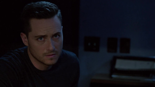 Chicago.P.D.Distrito.21.S10E01.Deixa.Sangrar.1080p.GLBO.WEB DL.AAC2.0.H.264.DUAL SiGLA 006.jpg