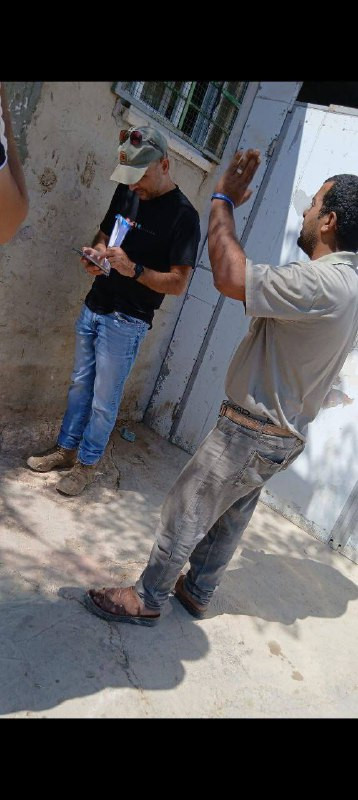 سلّمت قوات الاحتلال عدداً من الأهالي في قرية لصيفر بمسافر يطا جنوب الخليل إخطارات هدم ووقف بناء....