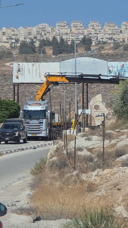 يواصل جيش الاحتلال تشديد حصاره على البلدات الفلسطينية، من خلال نصب المزيد من الحواجز والبوابات الحديدية في مناطق رام الله والقدس وبيت لحم. وبحسب المتا...