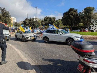 مسيرة مركبات تغلق الطريق أمام الكنيست في القدس قبل قليل للمطالبة بصفقة تبادل...