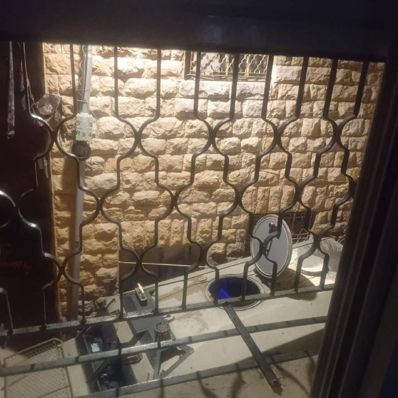 قوات الاحتلال تقتحم منطقة الكرنتينا في الخليل وتقوم بتفتيش المنازل والتنكيل في الموطنين....