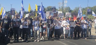 عائلات الأسرى الإسرائيليين في غزة غادرت اجتماع لجنة الخارجية والأمن في الكنيست وتوجهت إلى منزل رئيس حكومة الاحتلال بنيامين نتنياهو للمطالبة بعقد صفقة ...