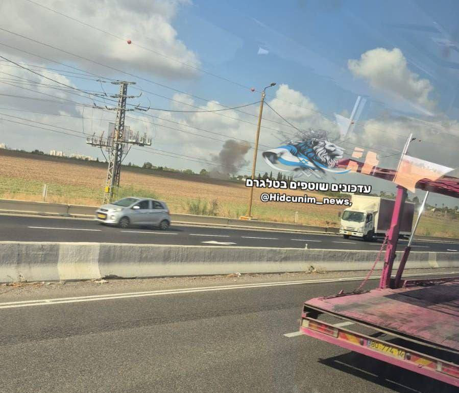 سقوط شظايا في أحد المواقع داخل فلسطين المحتلة وتصاعد أعمدة الدخان عقب الهجوم الصاروخي اليمني....