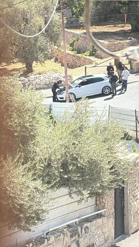 قوات الاحتلال تقوم بتحرير مخالفات لمركبات المقدسيين في حي واد الربابة ببلدة سلوان جنوب المسجد الأقصى....