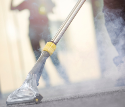 Primer plano de una máquina profesional limpiando un sillón a vapor