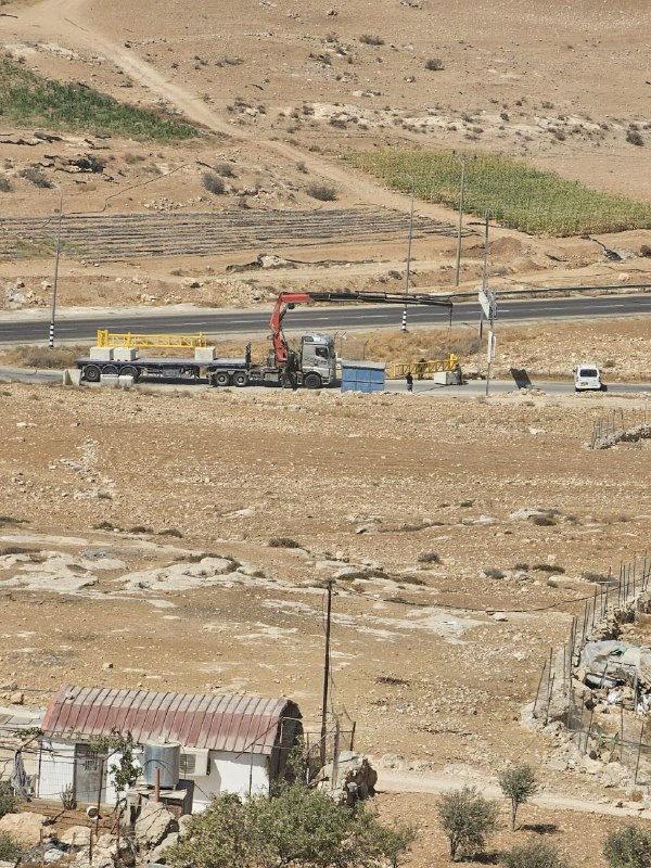 الاحتلال يضع بوابات حديدية جديدة بهدف تضييق الخناق على الأهالي بين قرى مسافر يطا جنوب الخليل....