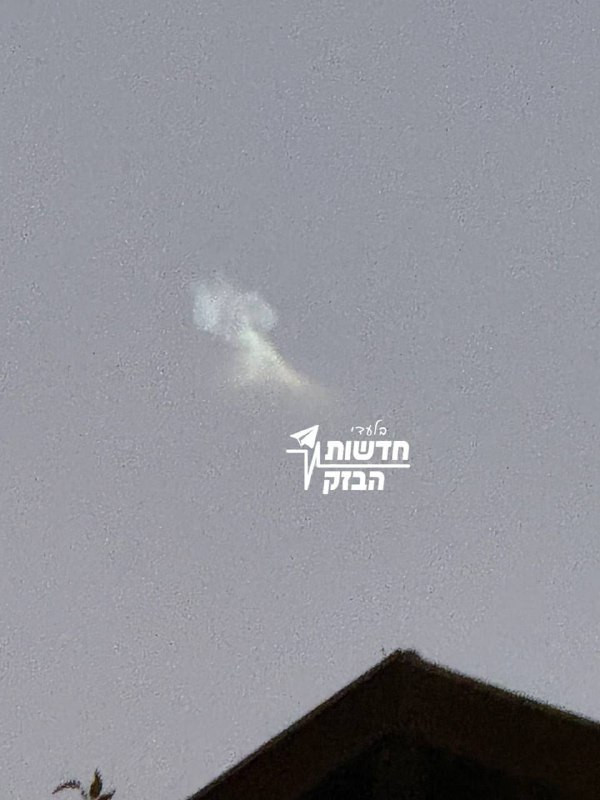 موقع حدشوت هبيزك العبري: أطلق صاروخان من اليمن قبل قليل، حيث سقط أحدهما في البحر وتفكك الآخر في الجو...